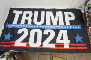 lot 34 image: Trump flag