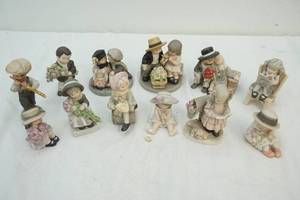 lot 61 image: Hallmark figurines