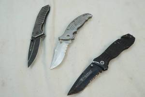 lot 80 image: folding knives