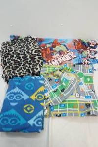 lot 89 image: throw blankets