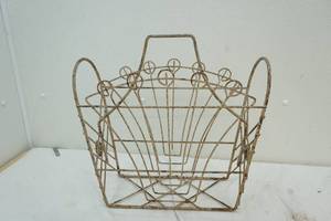 lot 139 image: magazine rack