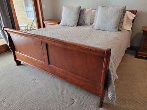 lot 32 image: Contemporary King Oak Sleigh Bed