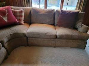 lot 7 image: Henredon Custom Folio Collection Sectional Sofa
