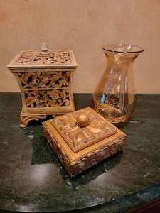 lot 82 image: Elegant Lidded Boxes and Vase Dcor