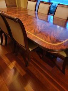 lot 1 image: Henredon Historic Natchez Collection Flame Mahogany Double Pedestal Dining Table w 8 Chairs