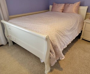 lot 75 image: Modern White Double Bed