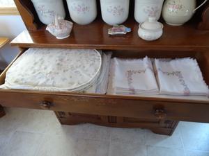 lot 18 image: Pfaltzgraff Tea Rose Pattern