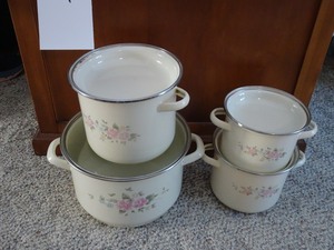 lot 19 image: Pfaltzgraff Tea Rose Pattern