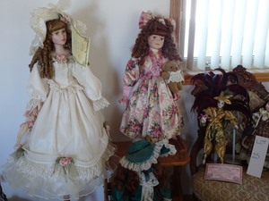 lot 25 image: Dolls- display stands included
