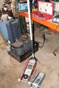 lot 28 image: Strongway AluminumSteel 2-12 Ton Race Jack