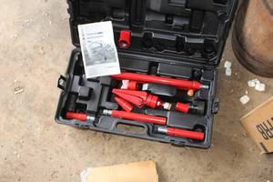 lot 32 image: Pittsburgh Automotive Hydraulic Equipment Kit, Case