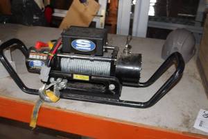 lot 53 image: Superwinch LP8500 8500-lb 12VDC Cable Winch