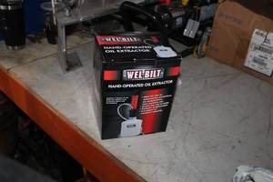 lot 72 image: Wel-built Hand-Operated Oil Extractor (in box)