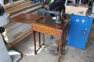 lot 64 image: Vintage Minnesota Sewing Machine, Table