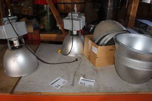 lot 94 image: Lot of (2) Hubbell Metal Halide Lights, Extra Cords