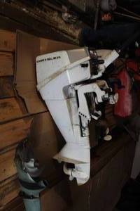 lot 104 image: Vintage Chrysler 5hp Outboard Boat Motor