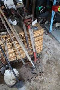 lot 188 image: Lot of (6) Yard Tools - Pitch Forks (x5), Grass Cutter (x1)