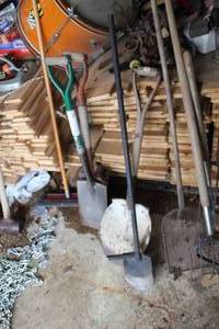 lot 186 image: Lot of (4) Garden Shovels