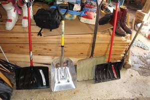 lot 185 image: Lot of (4) Snow Shovels