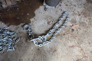 lot 214 image: Heavy Duty Hook and Chain (Short Chain)
