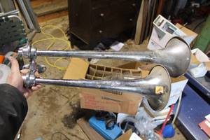 lot 226 image: Fire Engine Dual Trumpet Horn