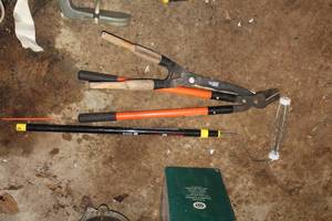 lot 319 image: Lot of (3) Hand Tools - Loppers, Hedge Trimmer, Paint Roller with Pole