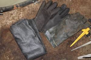 lot 320 image: Work Gloves (2 pair), Mesh Fabric