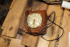 lot 328 image: Vintage General Electric 7H140 Alarm Clock