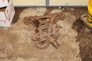 lot 305 image: Louden Carry-All Adjustable Pulley