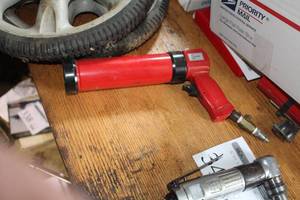 lot 341 image: Pneumatic Caulking Gun
