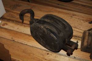 lot 358 image: Block with Hook 2-Pulley