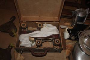 lot 366 image: Vintage Womens Roller Skates Size 7-12, Metal Carry Case