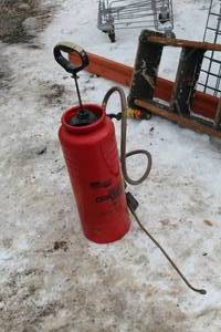 lot 136 image: Chapin Industrial 3.5-Gallon Metal Concrete Sprayer