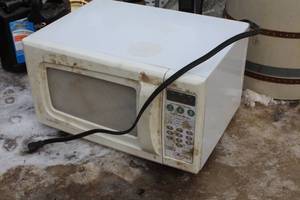 lot 144 image: Emerson Household Microwave Oven