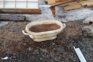 lot 149 image: Vintage Cast Iron Planter