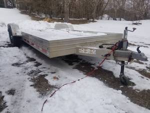 lot 4 image: 2013 Featherlite 1110 20 Dual Axle Flatbed Trailer