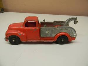 lot 46 image: VINTAGE HUBLEY KIDDIE TOY RED TOW TRUCK WSWIVEL BOOM #452 - NICE FOR ITS AGE - SEE PICTURES