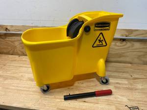 lot 32 image: RUBBERMAID COMMERCIAL PRODUCTS Mop Bucket