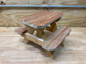 lot 41 image: SQUIRREL Picnic Table