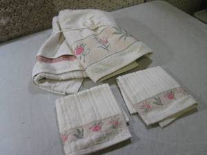 (F-0) 2 Towels 2 Wash Clothes...