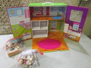 (F-0) Carry and Play House with Fig...