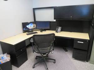 lot 2 image: DESK 1