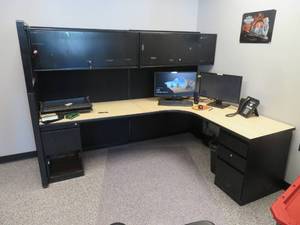 lot 3 image: DESK 2