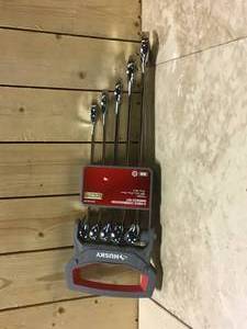 lot 9 image: 5-Piece Combination Wrench Set Customer Returns See Pictures