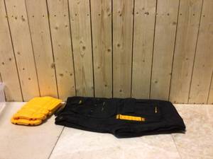 lot 12 image: ProTradesman Combo Mens 32 in. W x 31 in. L Black PolyesterCottonElastane Stretch Work Pant with Knee Pad by DEWALT Customer Returns See Pictures