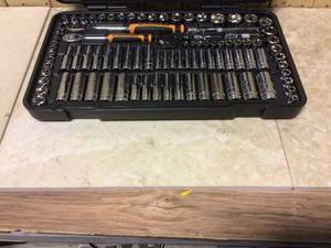 lot 14 image: 14 in. and 38 in. Drive Standard & Deep SAEMetric 90-Tooth Ratchet and Socket Mechanics Tool Set (68-Piece) by GEARWRENCH Customer Returns See Pictures