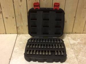 lot 48 image: 37-Piece Bit Screw Set One Screw Missing Customer Returns See Pictures