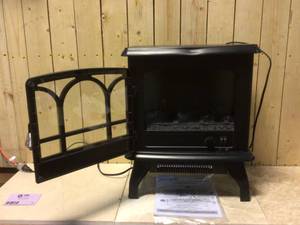 lot 76 image: Kingham 400 sq. ft. Panoramic Infrared Electric Stove in Black with Electronic Thermostat by StyleWell Customer Returns See Pictures