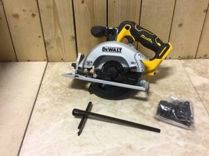 DEWALT 20-Volt MAX Cordless Brushless 7-14 in. Circular Saw with FLEXVOLT ADVANTAGE (Tool Only) Customer Returns See Pictures