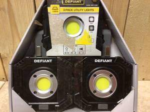 Defiant 600 Lumens Compact Utility Lights with Magnetic Hook (3-Pack) Customer Returns See Pictures